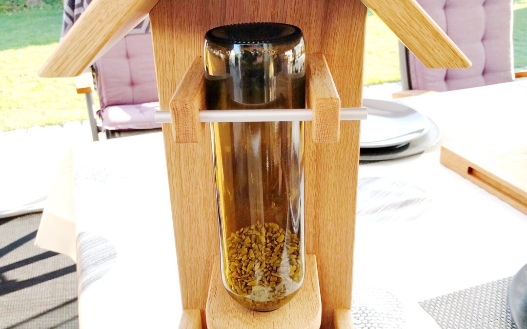 Vogelfutterhaus aus Eiche mit Flasche