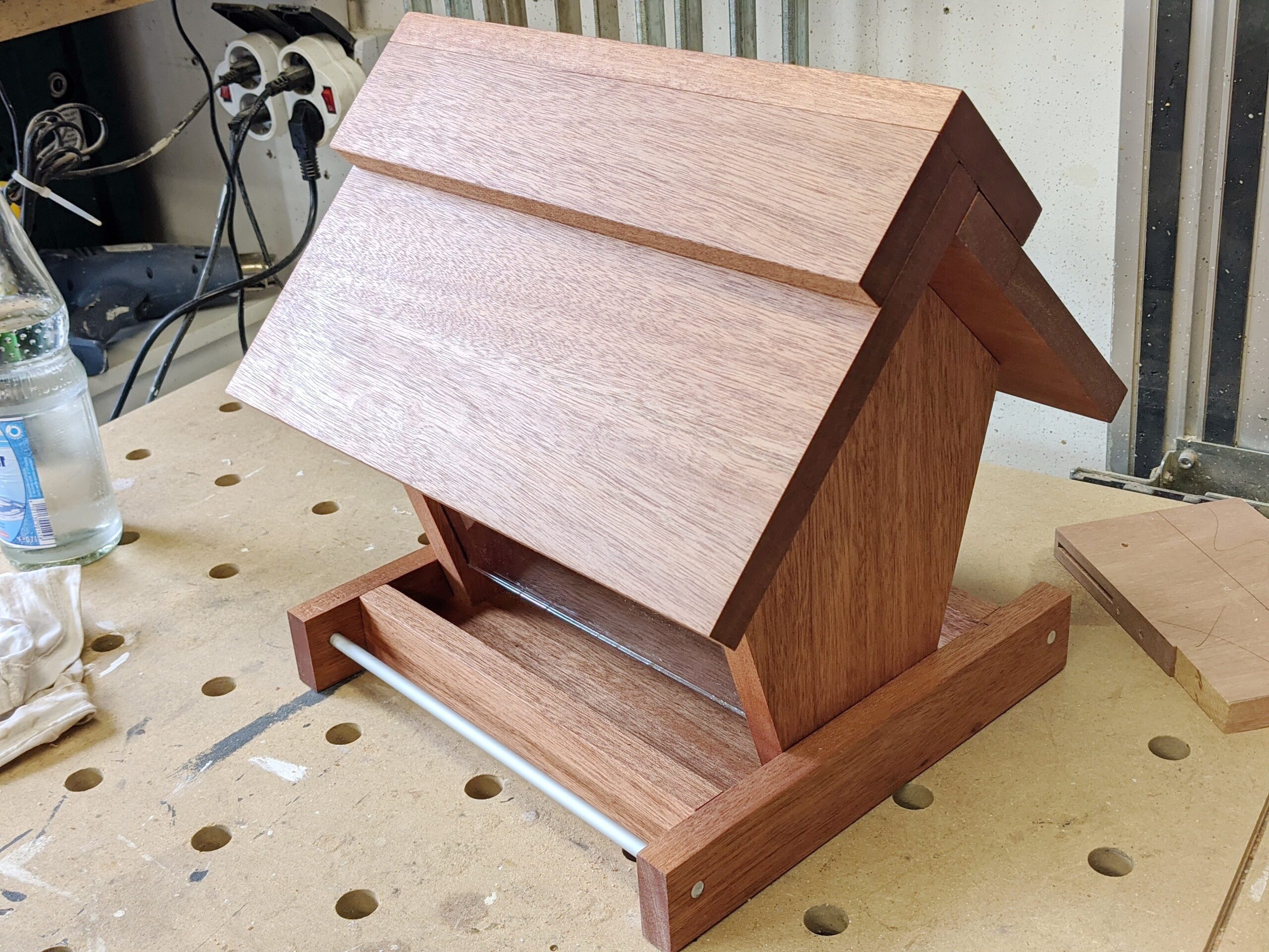 Vogelfutterhaus mit Speicher