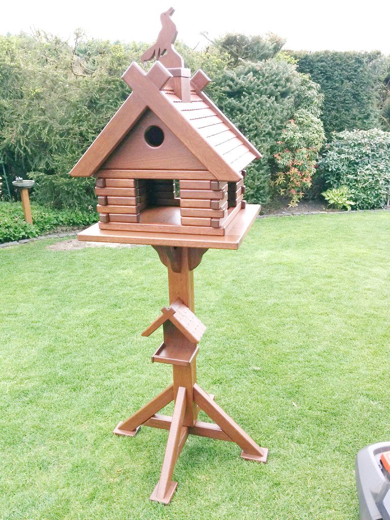 Vogelvilla komplett aus Meranti