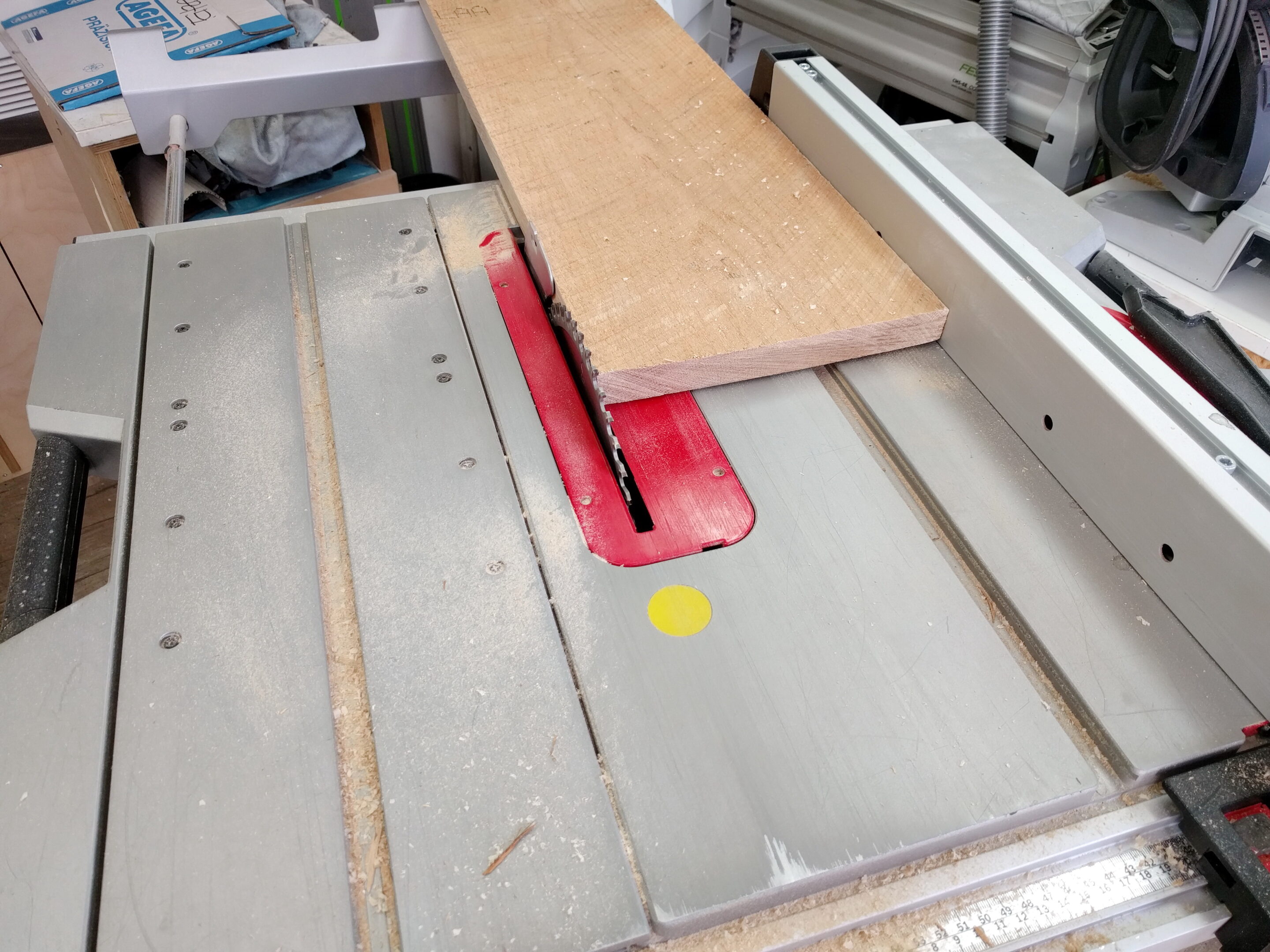 Besäumen Mehr Platz im Bad: Seitenregale für den Spiegelschrank