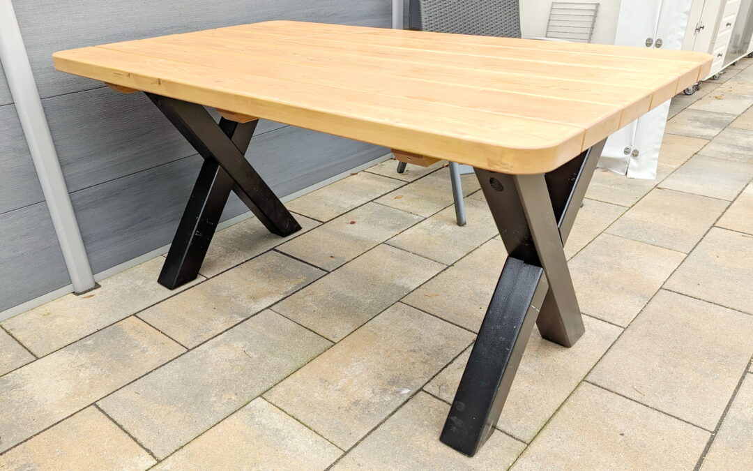 Gartentisch aus Lärche selbst bauen mit Anleitung