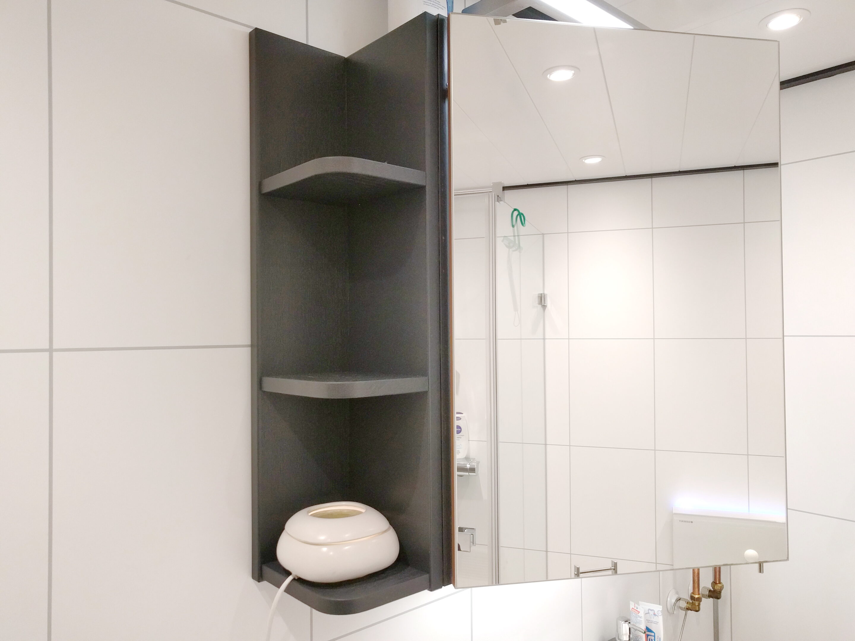 Linkes Seitenregale für den Spiegelschrank