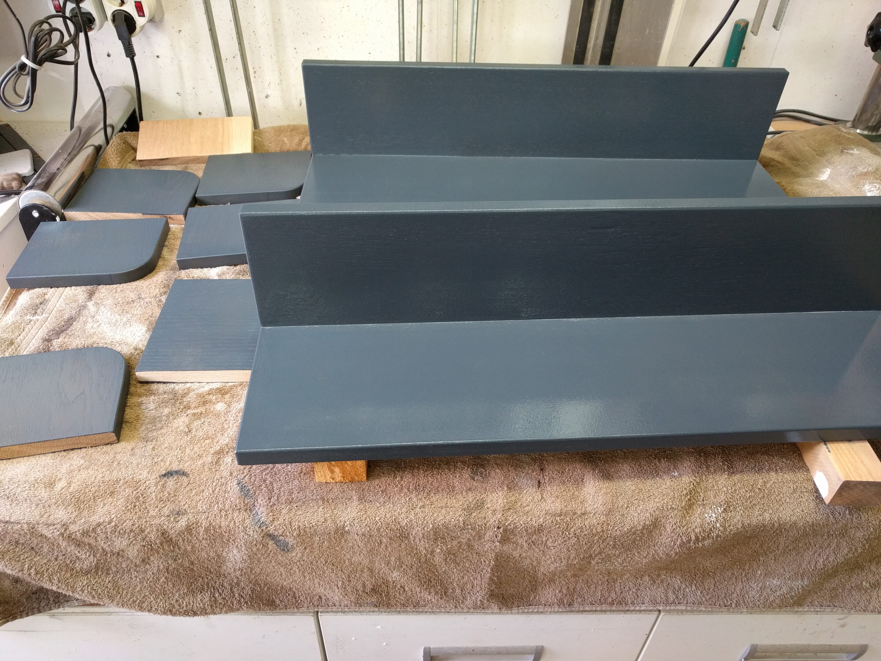 fast fertig Seitenregale Badschrank