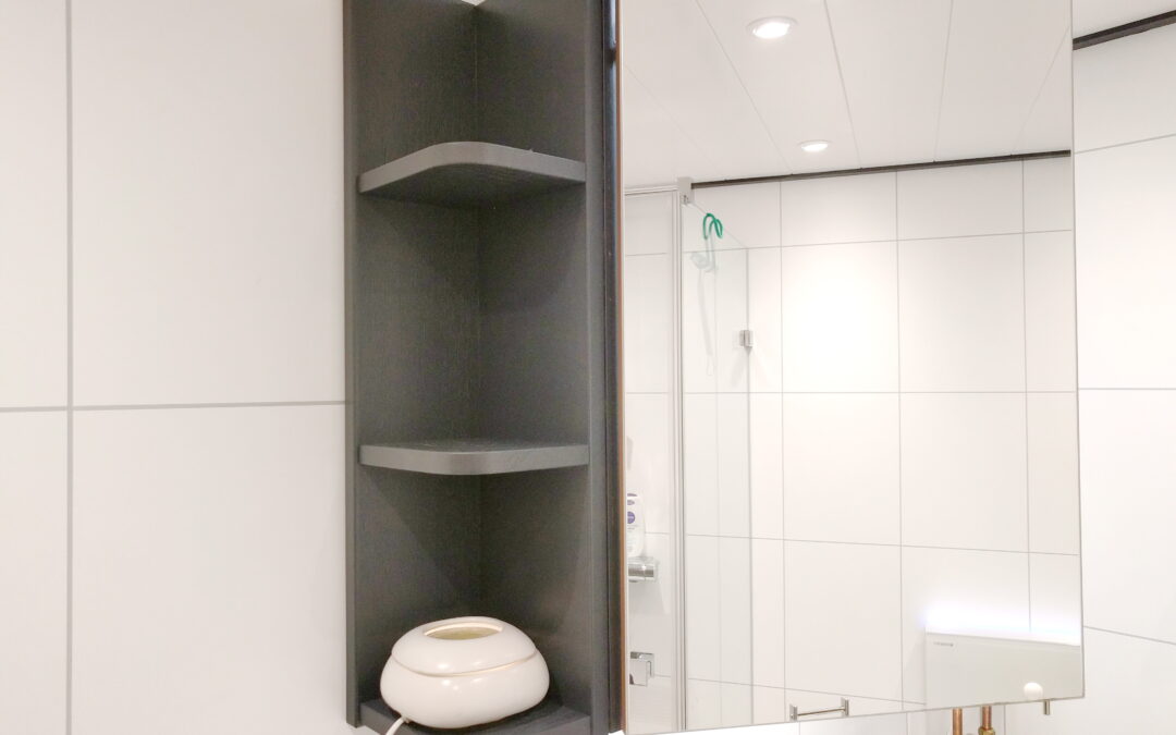 Mehr Platz im Bad: Seitenregale für den Spiegelschrank