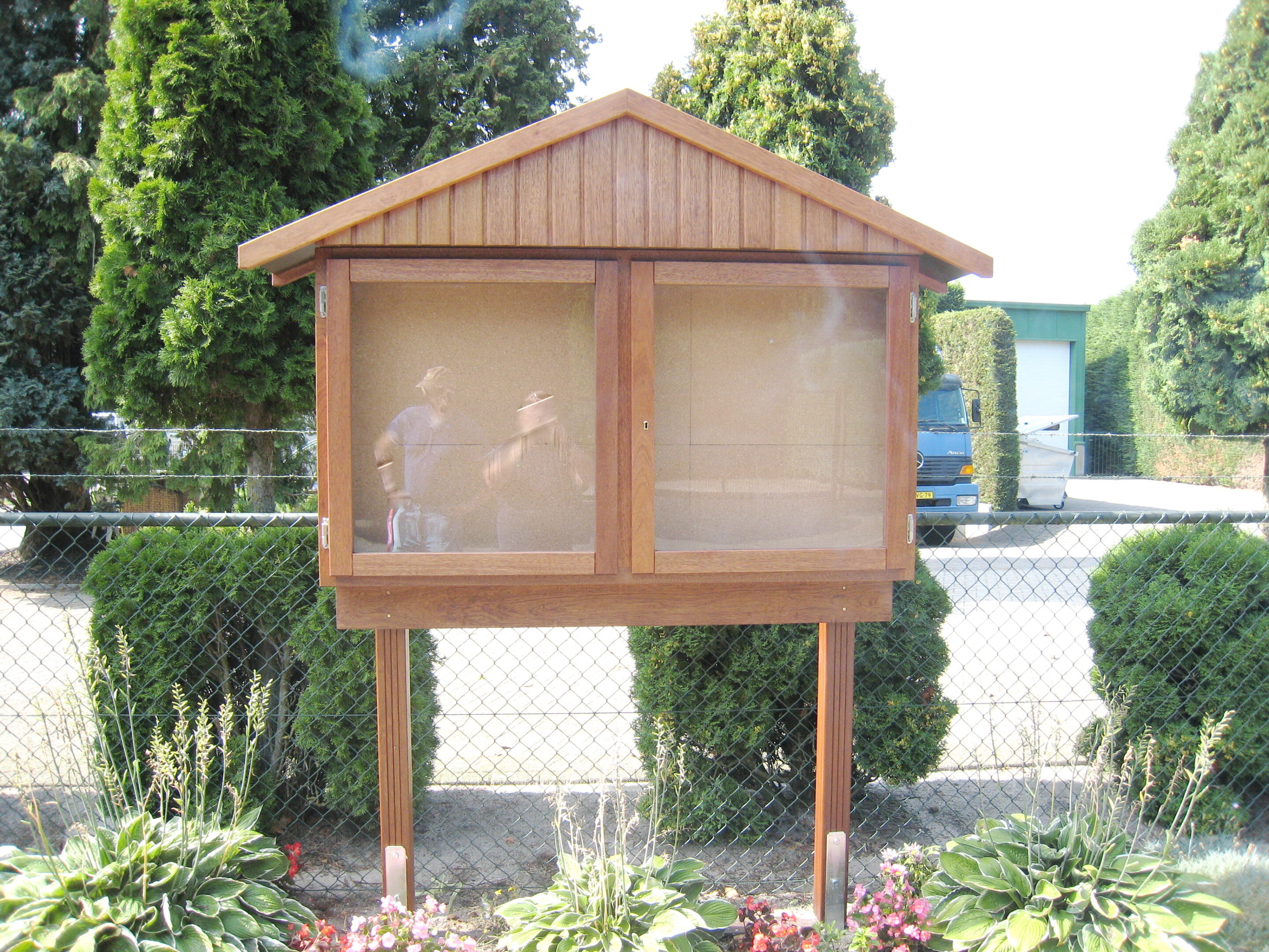 Schaukasten aus Meranti